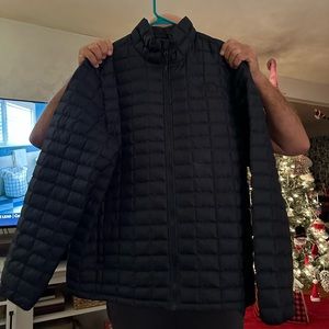North Face Men’s navy puffer jacket. XL
